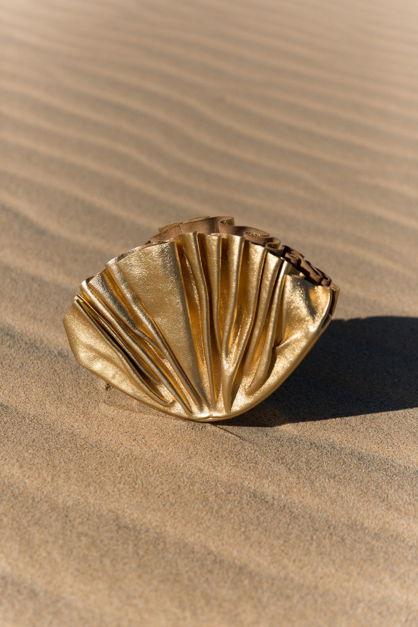 GOLD SHELL BAG WITH GOLD CHAIN