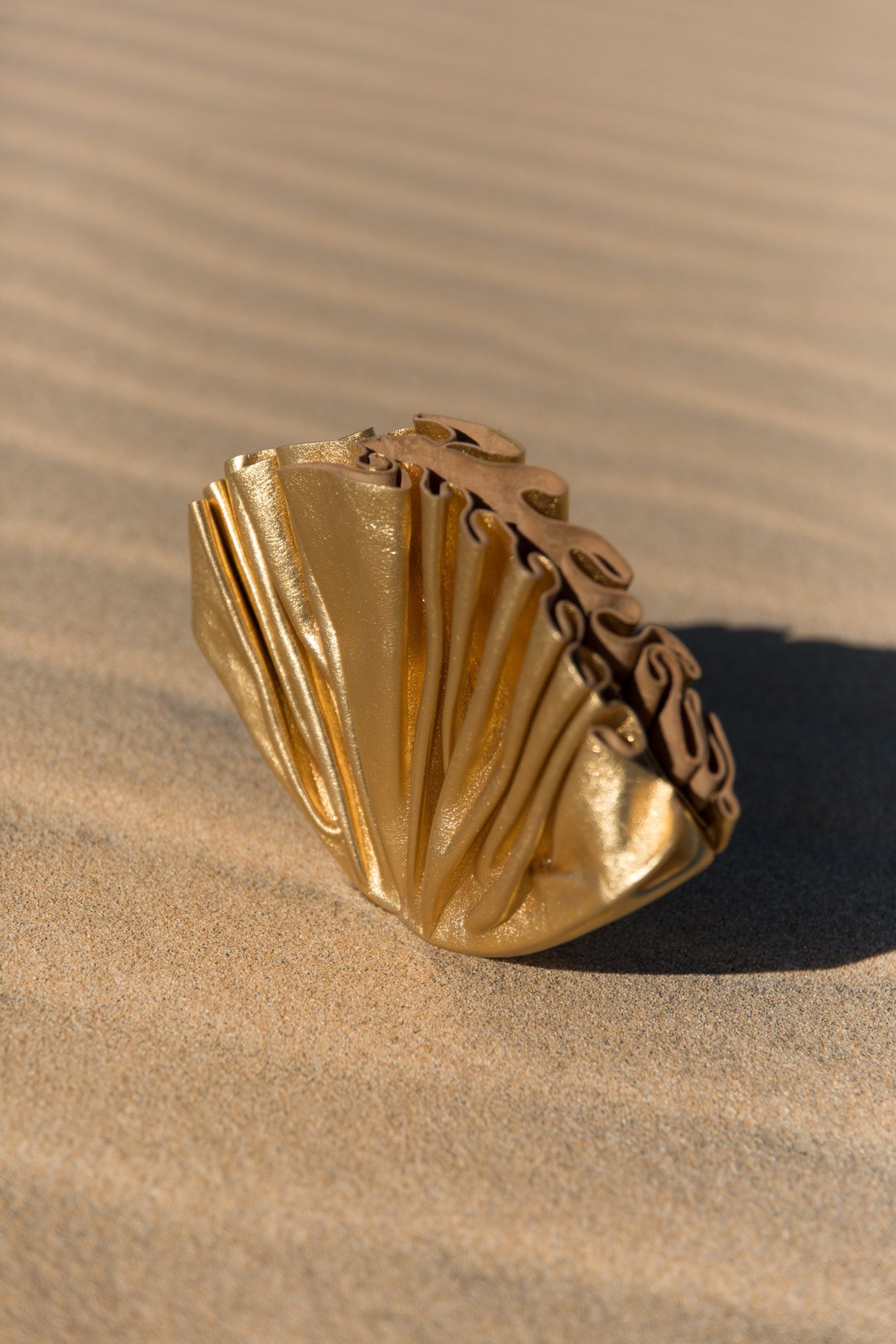 GOLD SHELL BAG WITH GOLD CHAIN