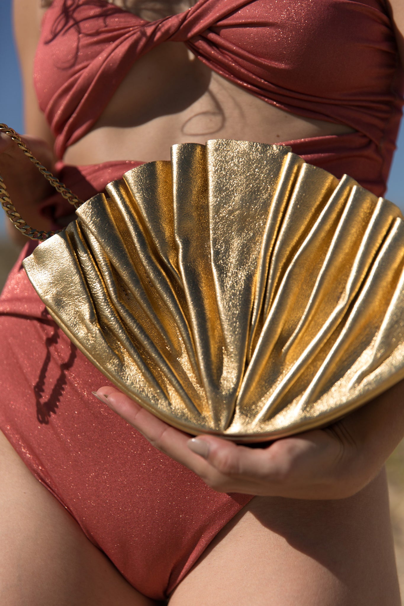 GOLD SHELL BAG WITH GOLD CHAIN
